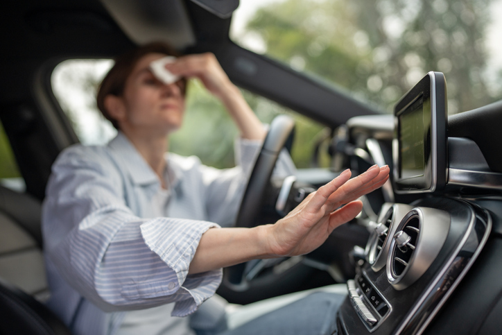 Une personne souffre de la chaleur dans une voiture