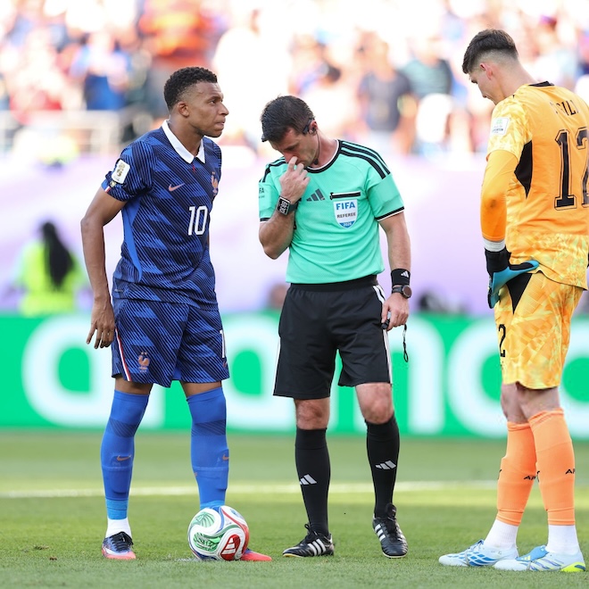 L'arbitre ouzbek Ilgiz Tantashev, lors du match Paraguay-France (0-1), en 8e de finale de la Coupe du monde 2026
