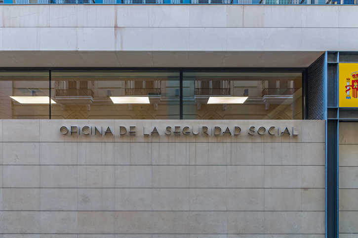 Fa&ccedil;ade d&rsquo;un bureau de s&eacute;curit&eacute; sociale (Oficina de la Seguridad Social) &agrave; Alicante, en Espagne 