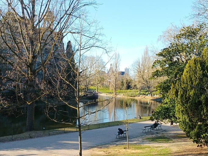 Le parc des Buttes-Chaumont, dans le 19ᵉ arrondissement de Paris