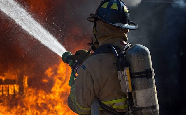 Un pompier en train d'&eacute;teindre un incendie