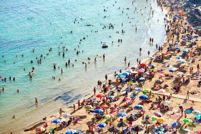 Une plage bond&eacute;e de touristes