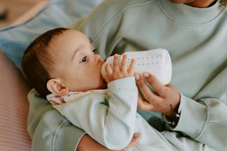 Une maman donnant un biberon &agrave; son enfant