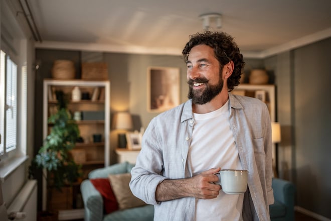 Un homme buvant un caf&eacute;