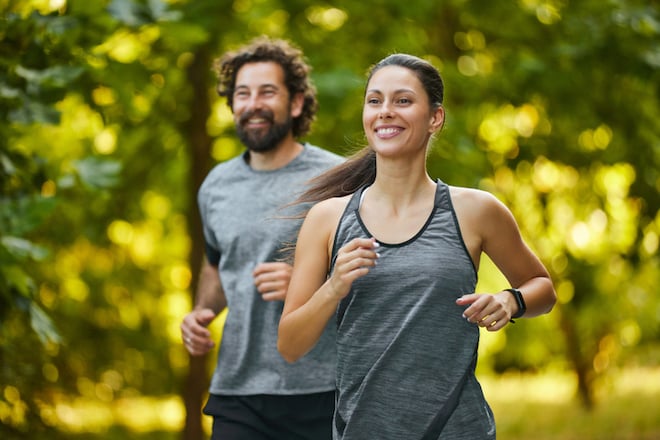 Un couple fait un footing