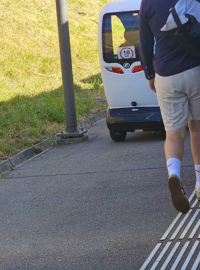Une mini-voiture dans un train