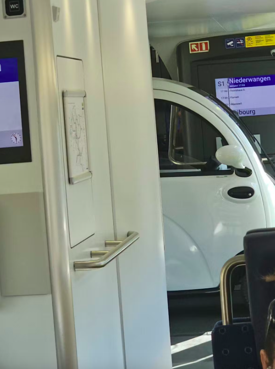 Une mini-voiture dans un train