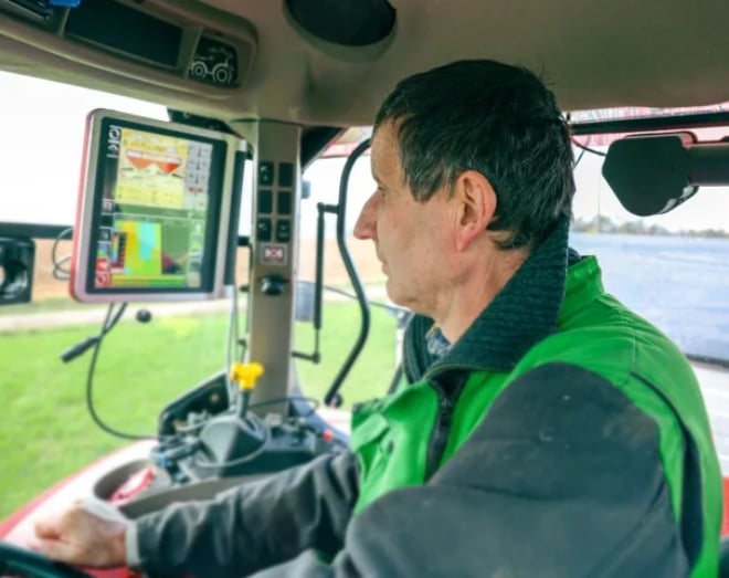 un agriculteur dans un tracteur avec la technologie Farmi