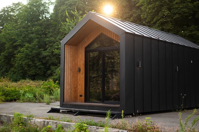 Une tiny house install&eacute;e dans les bois