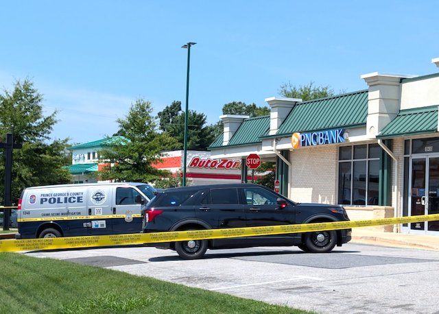 La police gar&eacute;e sur le parking de la banque