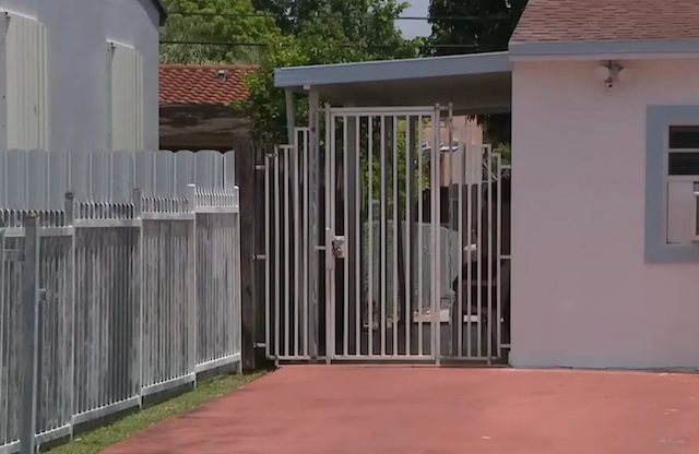 La cloture de jardin &agrave; laquelle l'adolescente a &eacute;t&eacute; attach&eacute;e