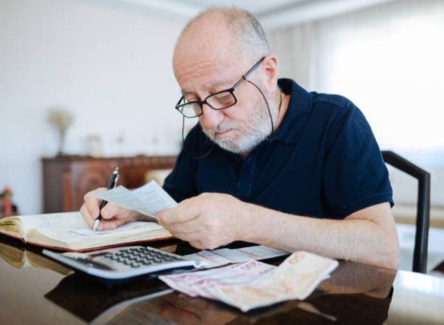 Un retrait&eacute; en train de faire des calculs