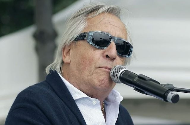 Le chanteur Gilbert Montagn&eacute;