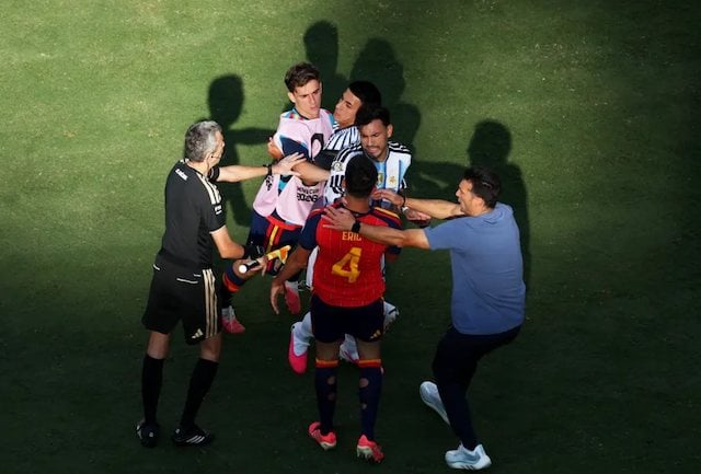 Leandro Paredes et Eric Garcia &eacute;changent quelques mots apr&egrave;s la finale de la Coupe du Monde 2026
