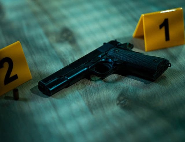 Une arme &agrave; feu sur une sc&egrave;ne de crime