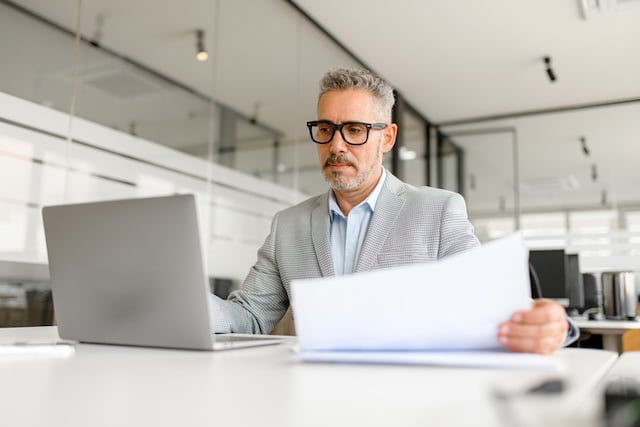 Un employ&eacute; de bureau &acirc;g&eacute; d'une quarantaine d'ann&eacute;es