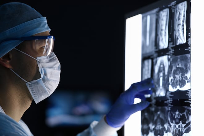 Un m&eacute;decin consulte une radio