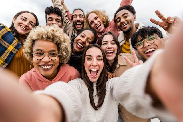 Un groupe d'amis qui prend un selfie