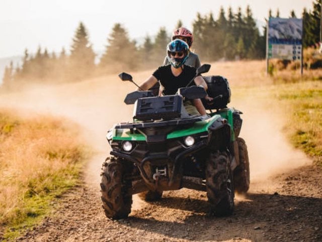 Deux jeunes en quad
