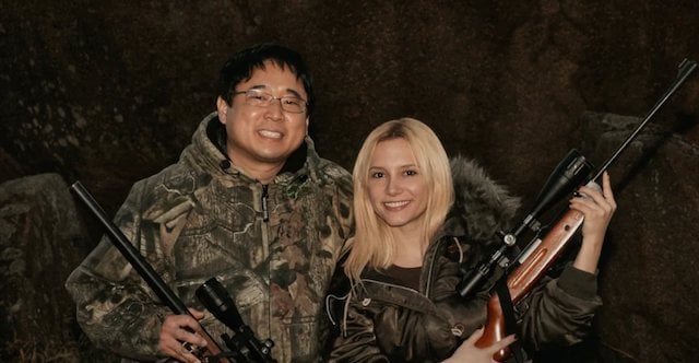 Les acteurs Henrique Kimura et Lorena Comparato dans Elize : surgie de l'ombre