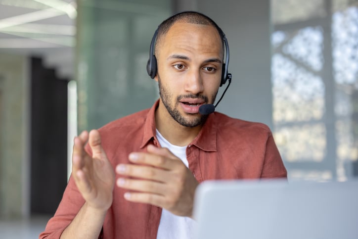 Un homme parle dans un casque