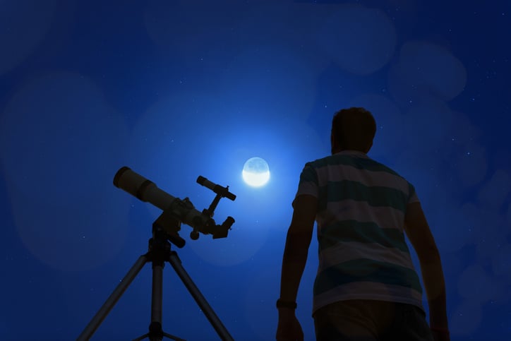 Un homme face &agrave; la Lune avec un t&eacute;lescope