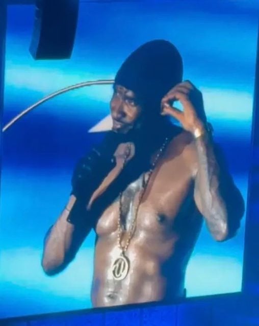 Le chanteur Usher sur sc&egrave;ne