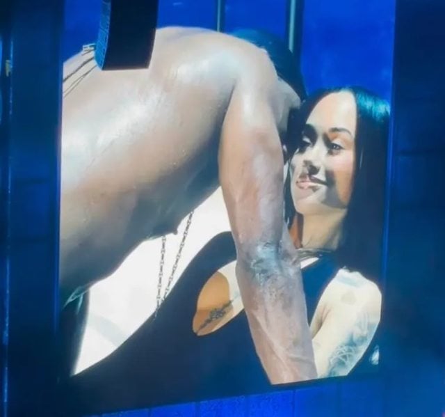 Le chanteur Usher et la fan sur sc&egrave;ne 