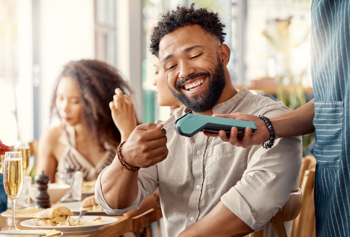 Un homme paie au restaurant