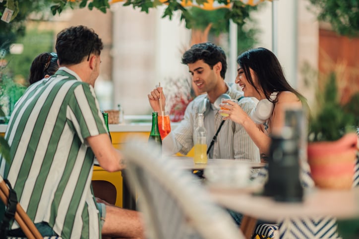 Des amis boivent un verre en terrasse