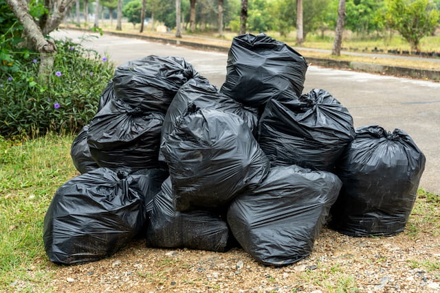 Des sacs poubelles entass&eacute;es sur la voie publique