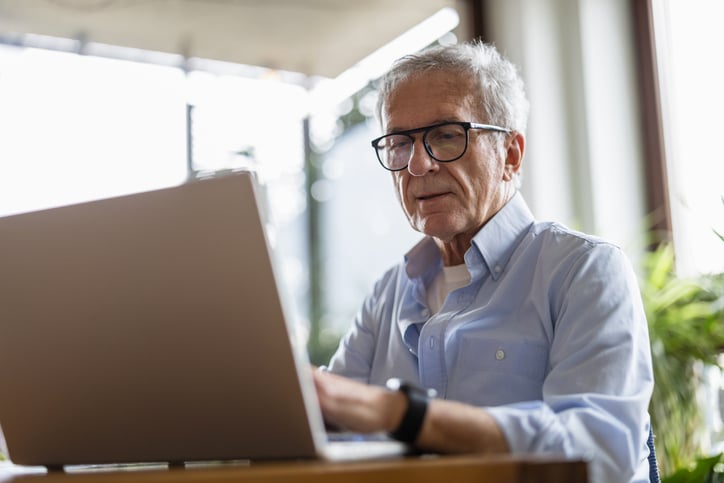Un homme devant un ordinateur portable