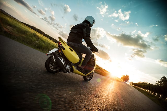 Un homme roulant en scooter