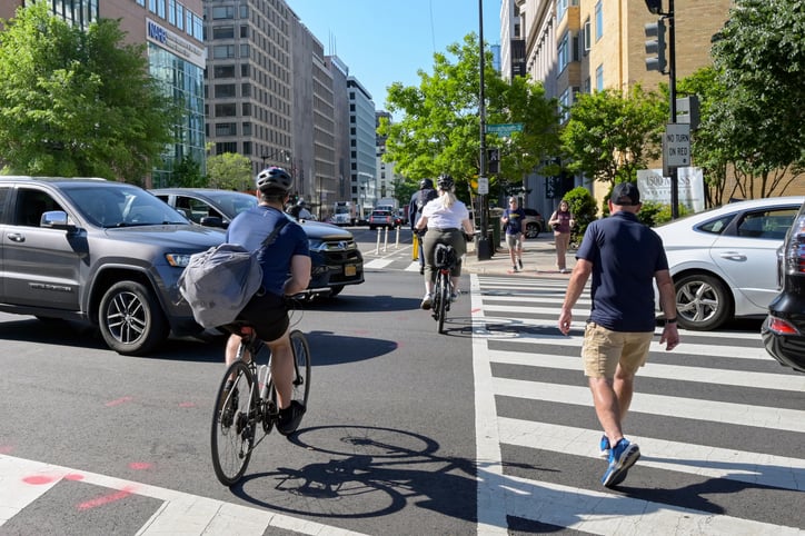 Des pi&eacute;tons et des cyclistes traversent en ville 