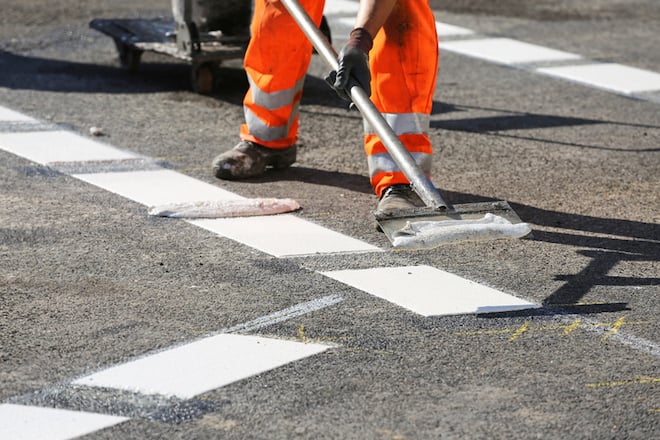 Des lignes blanches sur les routes