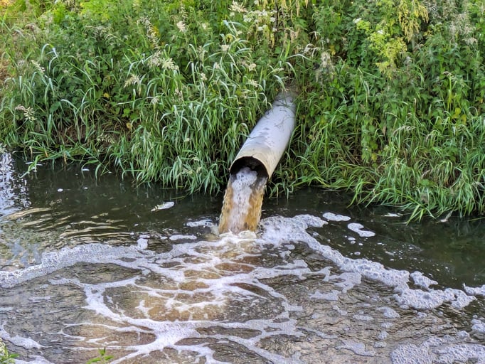 Un tuyau d'&eacute;vacuation des eaux us&eacute;es