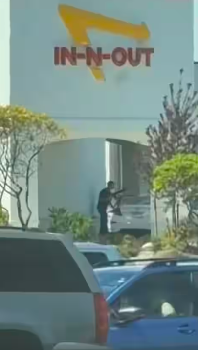L'assaillant film&eacute; devant le restaurant