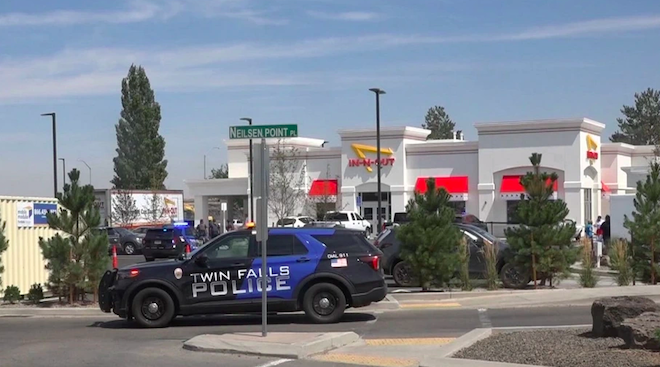 La police en place devant le restaurant