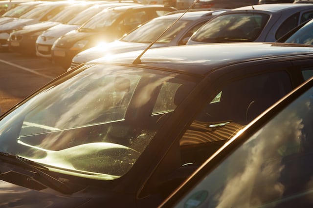Une voiture gar&eacute;e en plein soleil