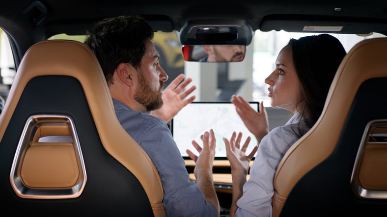 Un couple se dispute dans une voiture