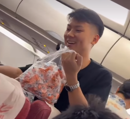 Mr. Chen distribue des bouchons d'oreilles