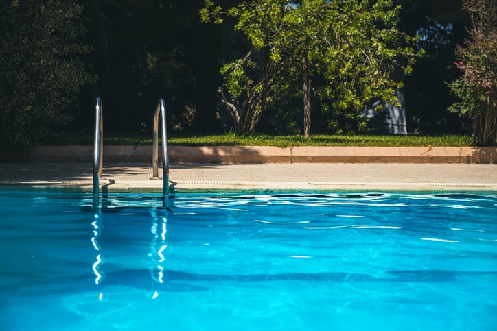 L'&eacute;chelle d'une piscine