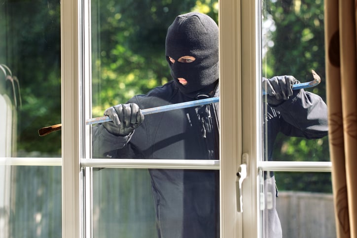 Un cambrioleur force une fen&ecirc;tre
