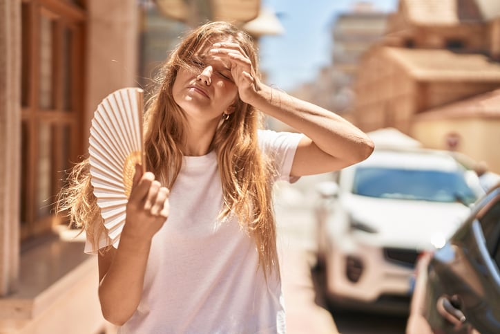Une femme souffre de la chaleur