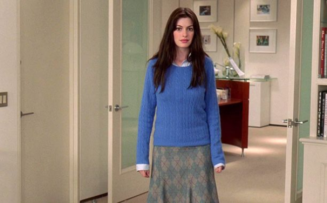 Le pull c&eacute;rul&eacute;en d'Anne Hathaway