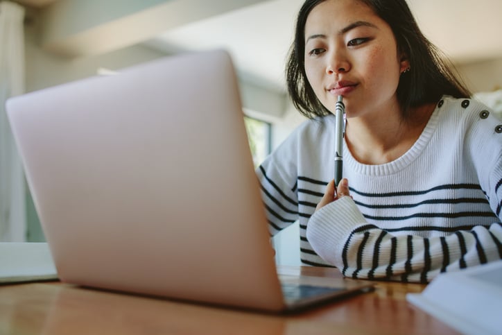 Une &eacute;tudiante utilise un ordinateur portable