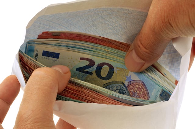 Une enveloppe contenant des billets en euros