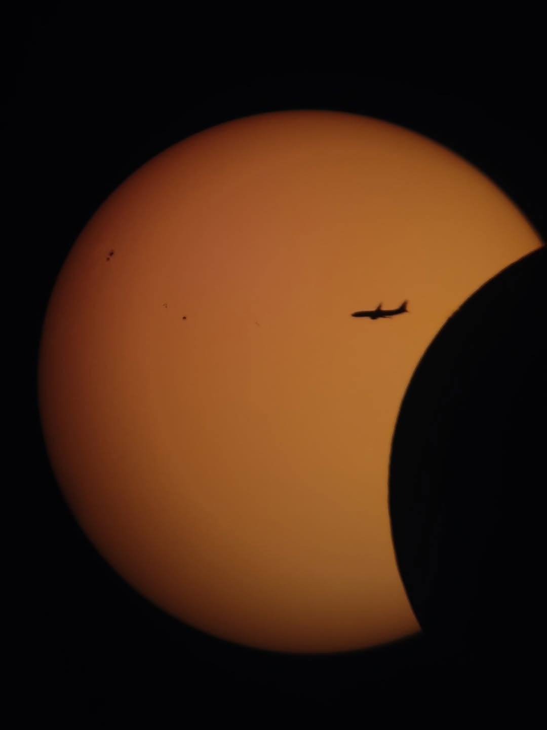 Un avion passe devant l'&eacute;clipse