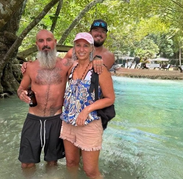  Dina Spann avec son fils, Zach Guerrina (&agrave; gauche), et une autre personne sur une photo Facebook de 2026