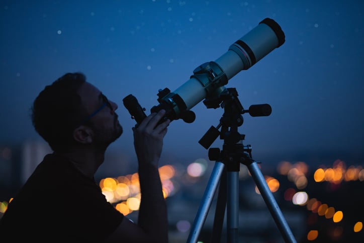 Un homme utilise un t&eacute;lescope